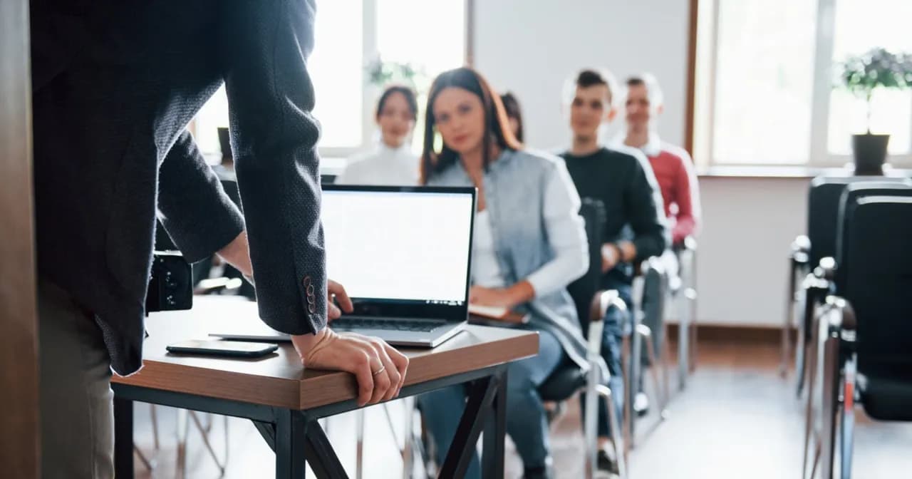 Czy można iść do szkoły policealnej po studiach i zmienić karierę?