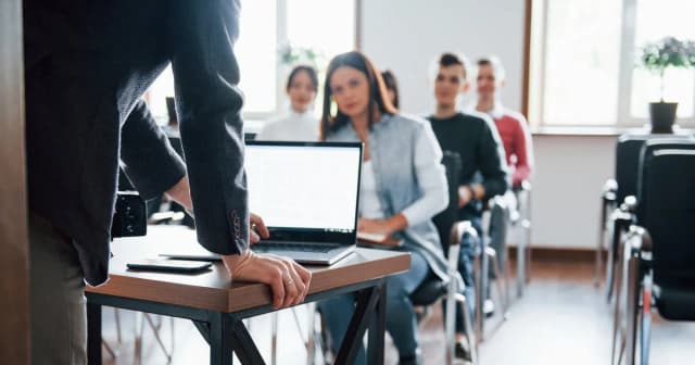 Czy można iść do szkoły policealnej po studiach i zmienić karierę?