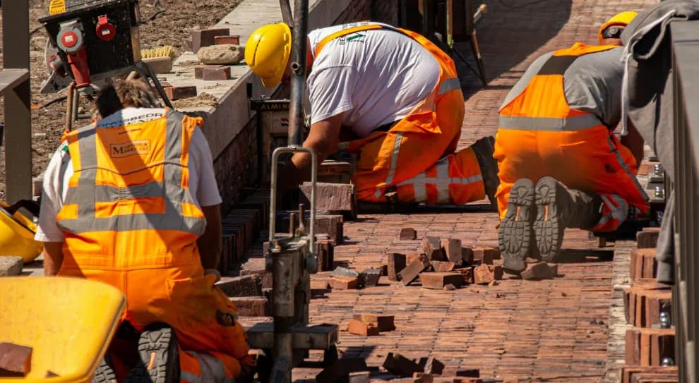 Praca po studiach budownictwo: Najlepsze ścieżki kariery i zarobki