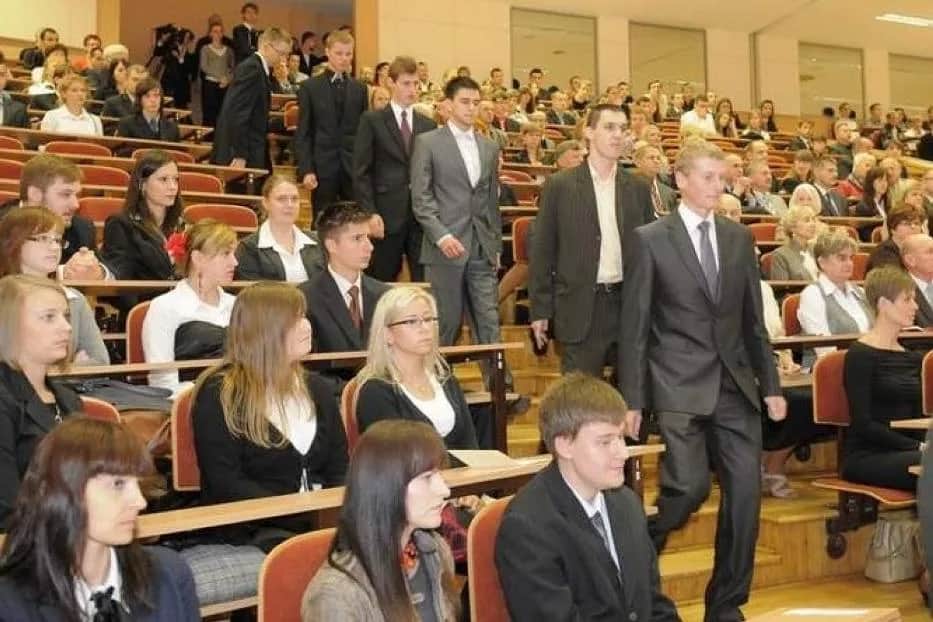 Bezrobocie po studiach: Jak uniknąć trudności w znalezieniu pracy?